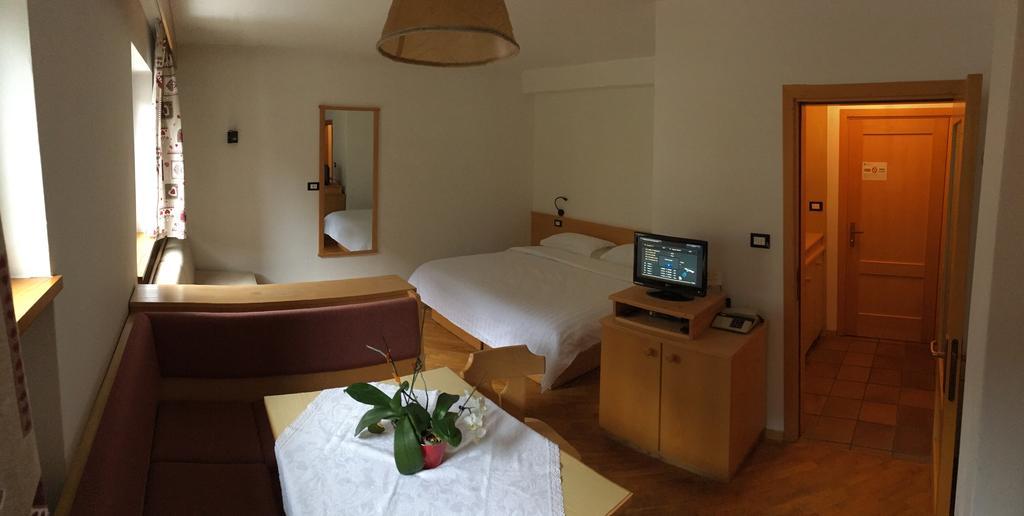 Bed & Breakfast Garni Tobia Кампитело ди Фаса Екстериор снимка